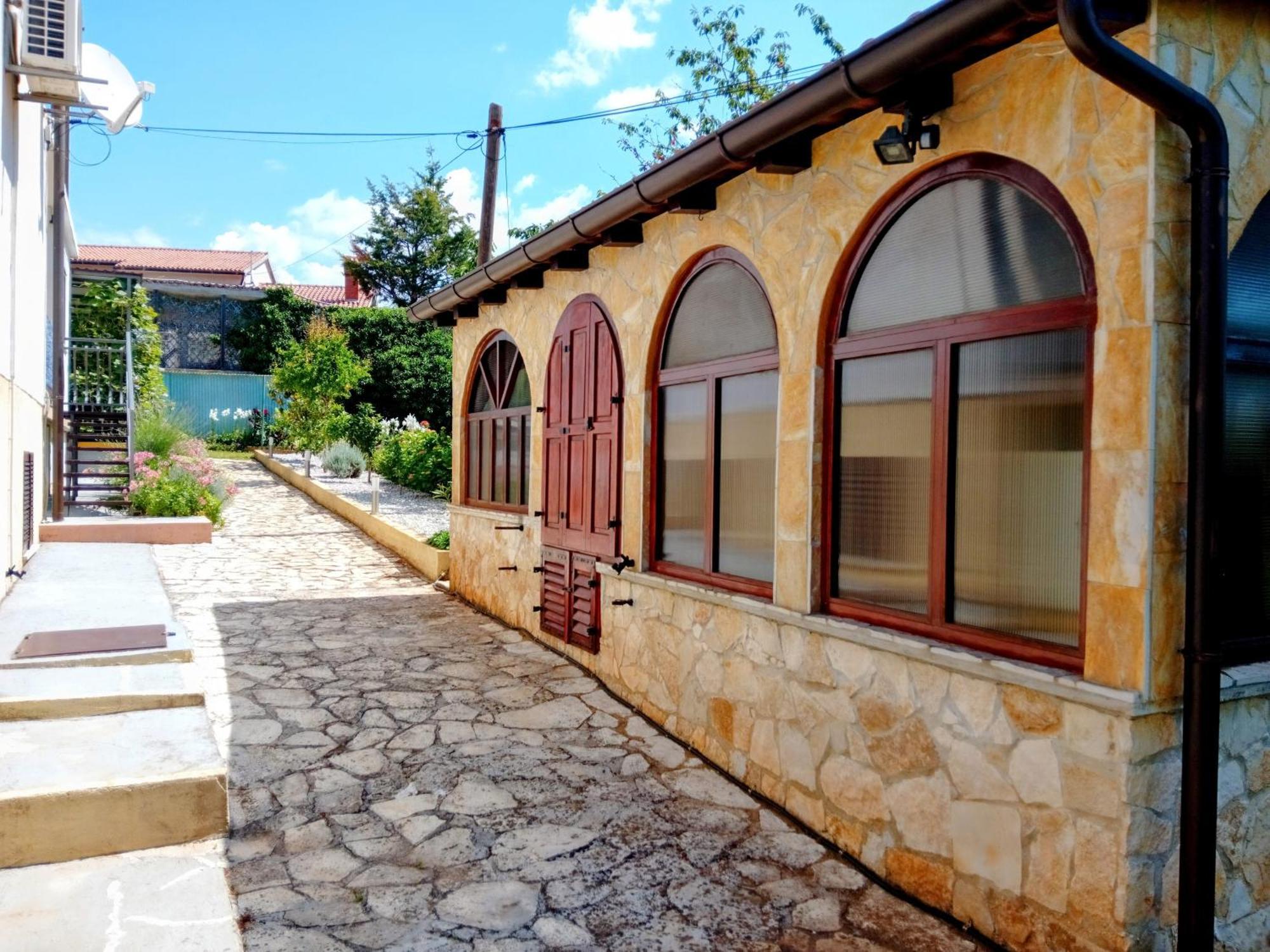 Apartments And Room Markovic Rovinjsko Selo Exterior foto